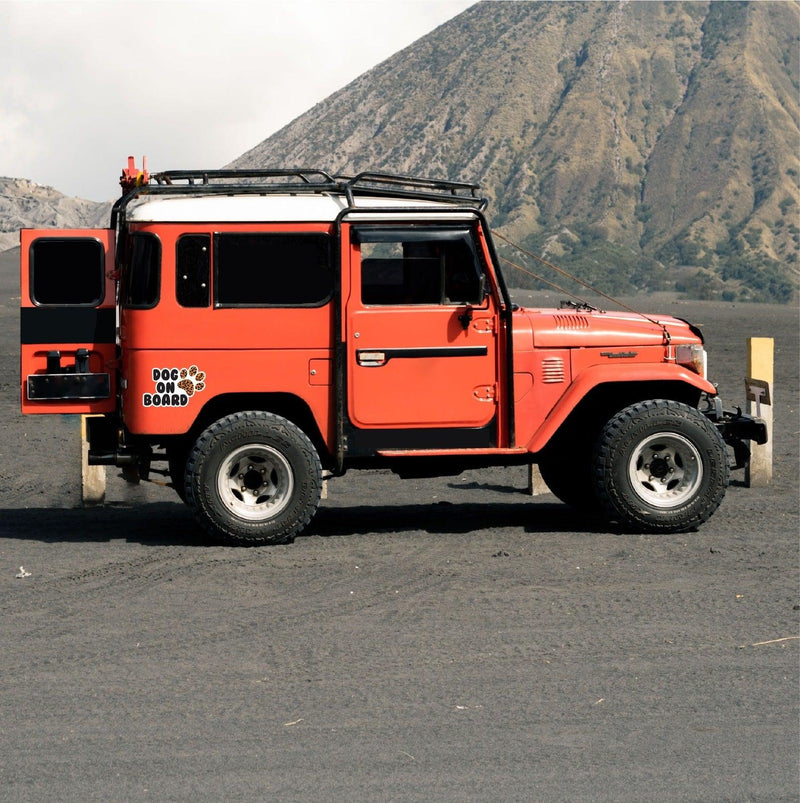 Autosticker Dog on Board met Hondenpoot